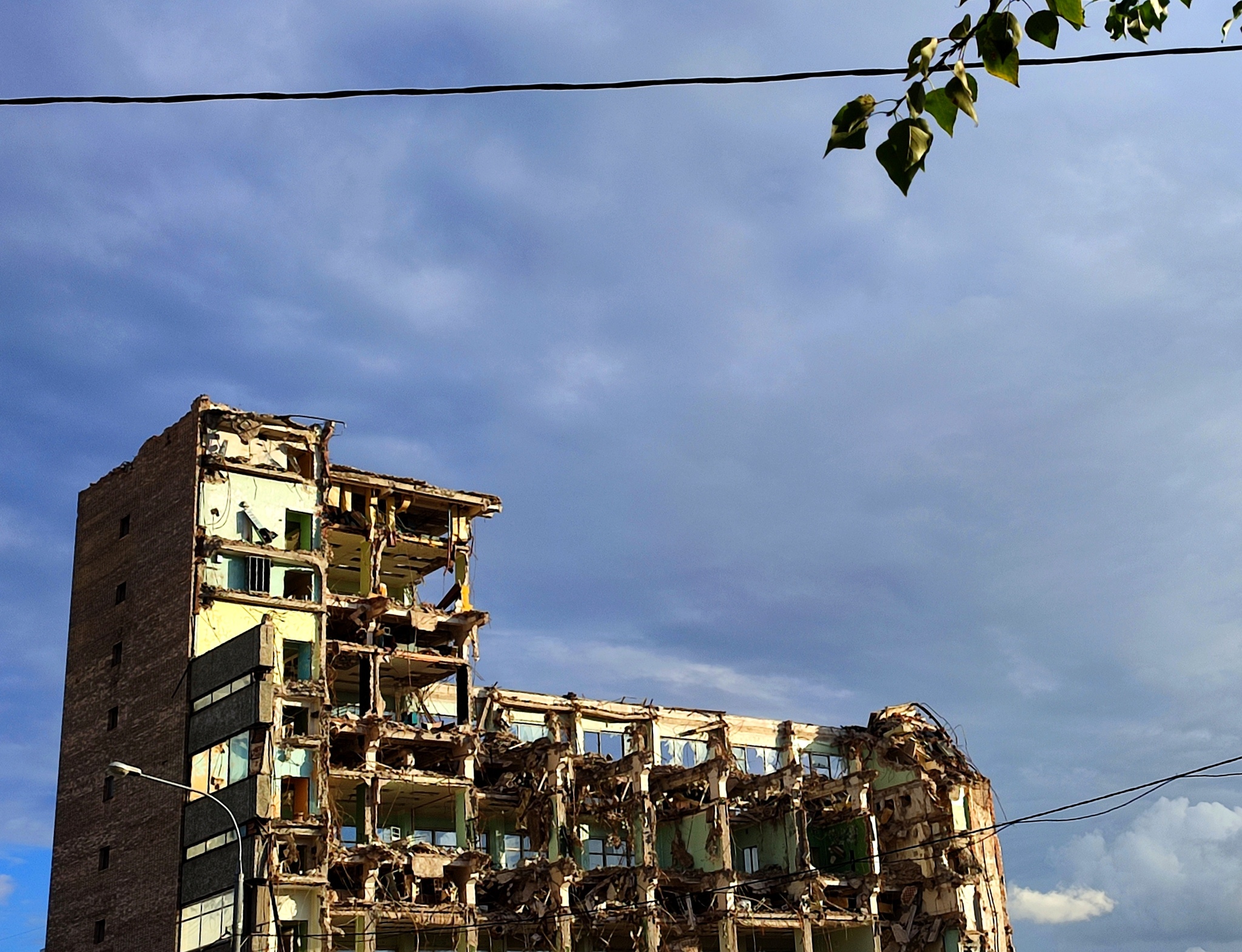 Anatomy of a high-rise building - My, Russia, The photo, Mobile photography, Moscow, Street photography, The street, House, Building, Demolition, Renovation, Building