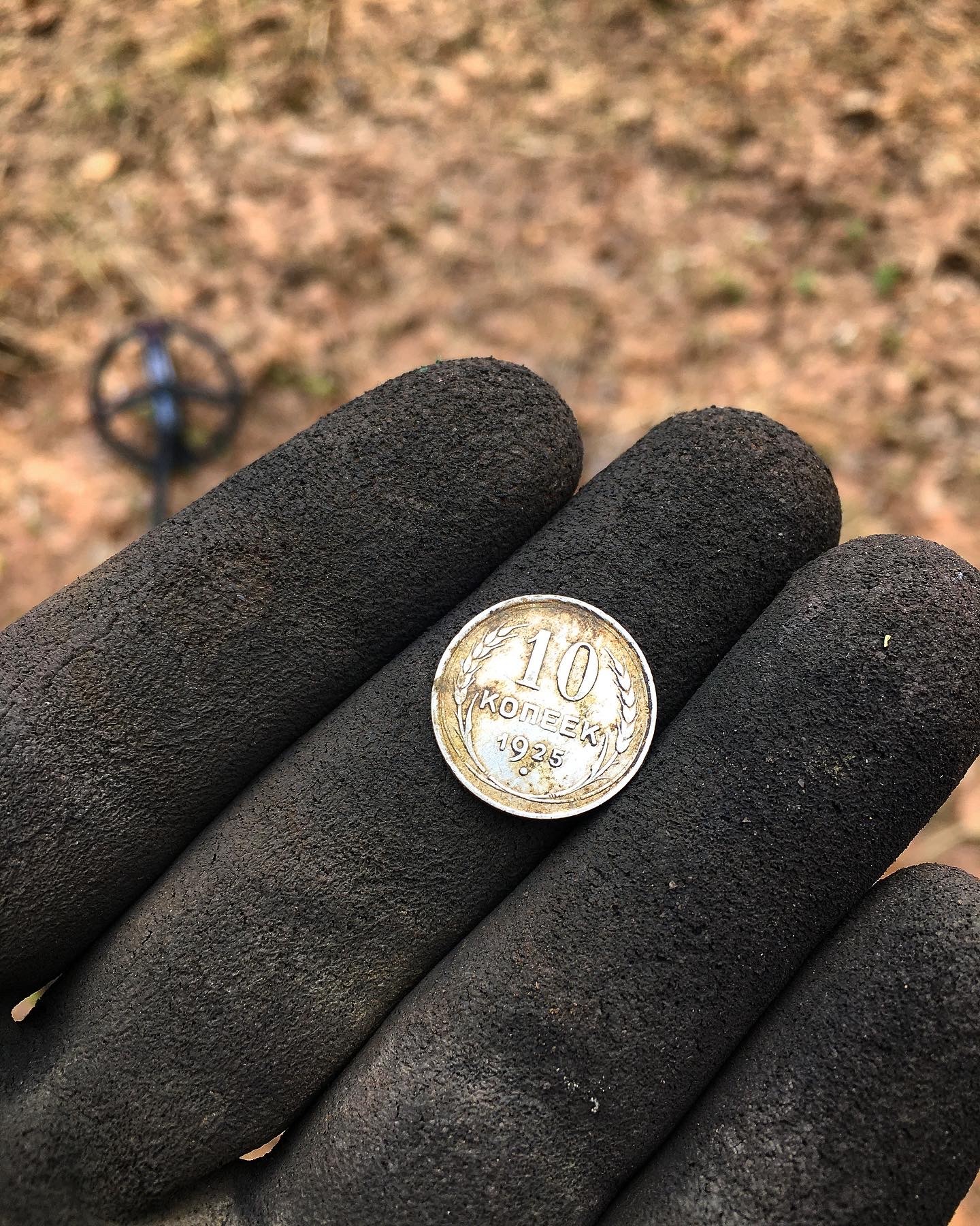 A silver coin in denomination of 10 kopecks from 1925 was found in the forest at a Soviet landfill, the era of the reign of Joseph Vissarionovich - Coin, Metal detector, the USSR, Treasure hunt, Longpost