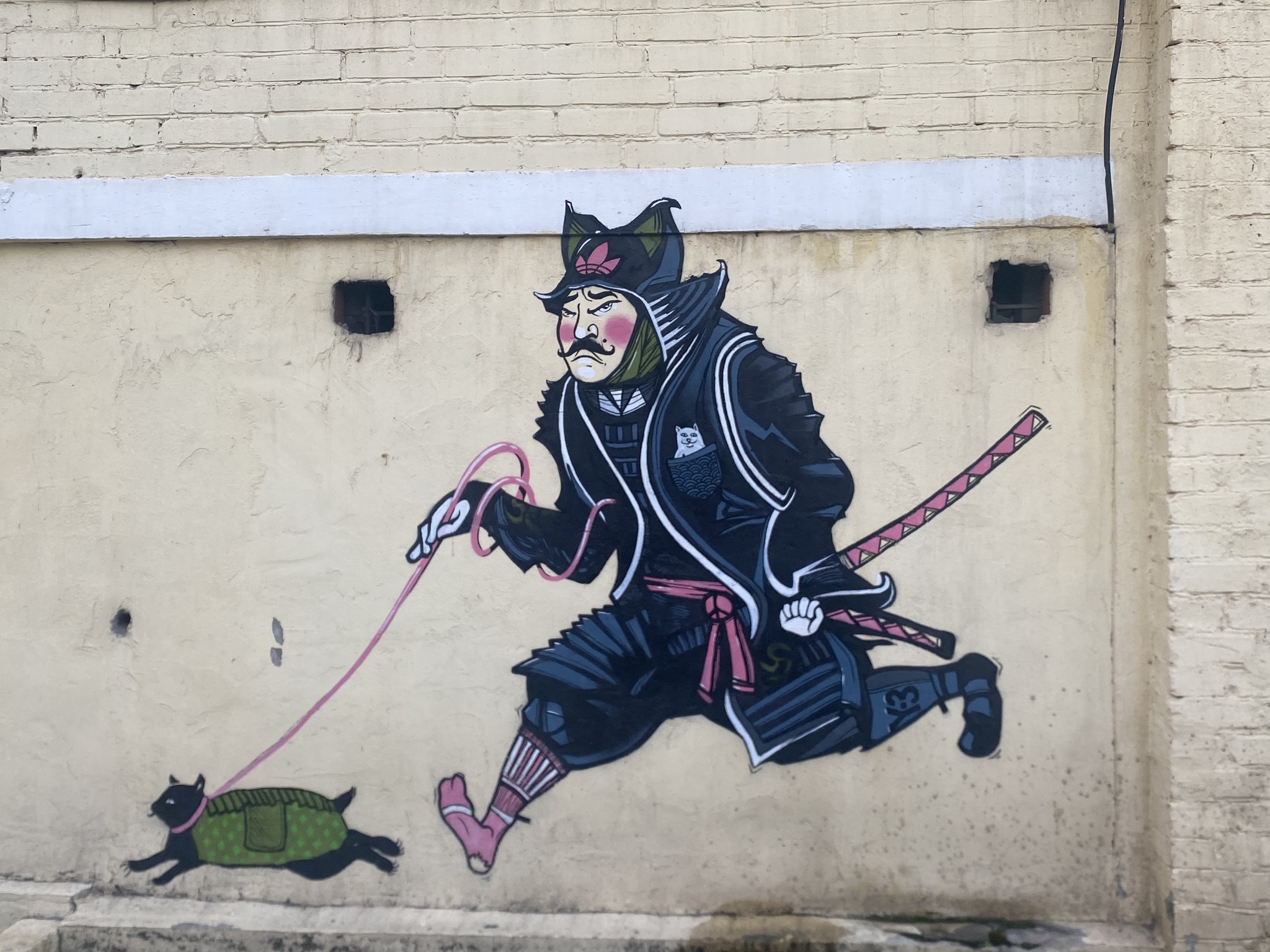 Samurai with a cat, Moscow - My, Mobile photography, Street photography, City walk, Graffiti, Street art, Samurai, cat, Moscow