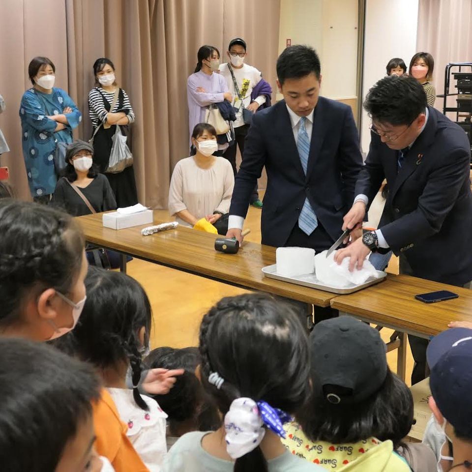 Japanese politician suspected of “bribing” voters with ice - My, Informative, Japan, Antarctic