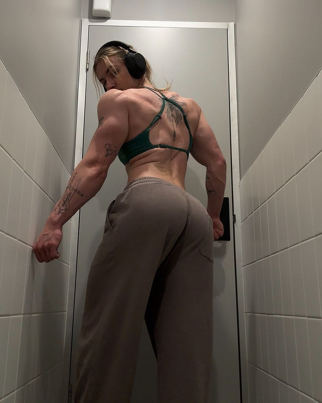 Charlotte Chant - Girls, Strong girl, Sports girls, Muscle, Bodybuilders, Back, Press, Gym, The dress, Girl with tattoo, Video, Vertical video, Instagram (link), Longpost