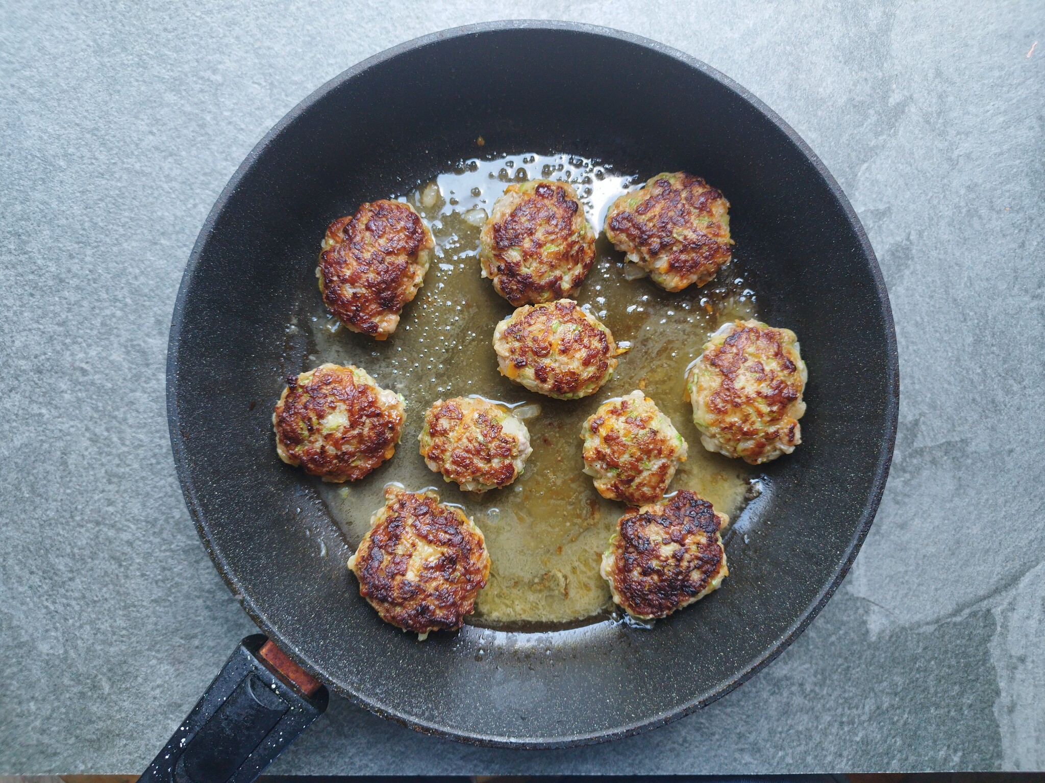 Каша из топора: нежные котлетки с кабачками, картофельные пюре и закуской из помидоров. Еда за 200 руб - Моё, Еда, Кабачок, Кулинария, Рецепт, Ужин, МФЦ, Длиннопост