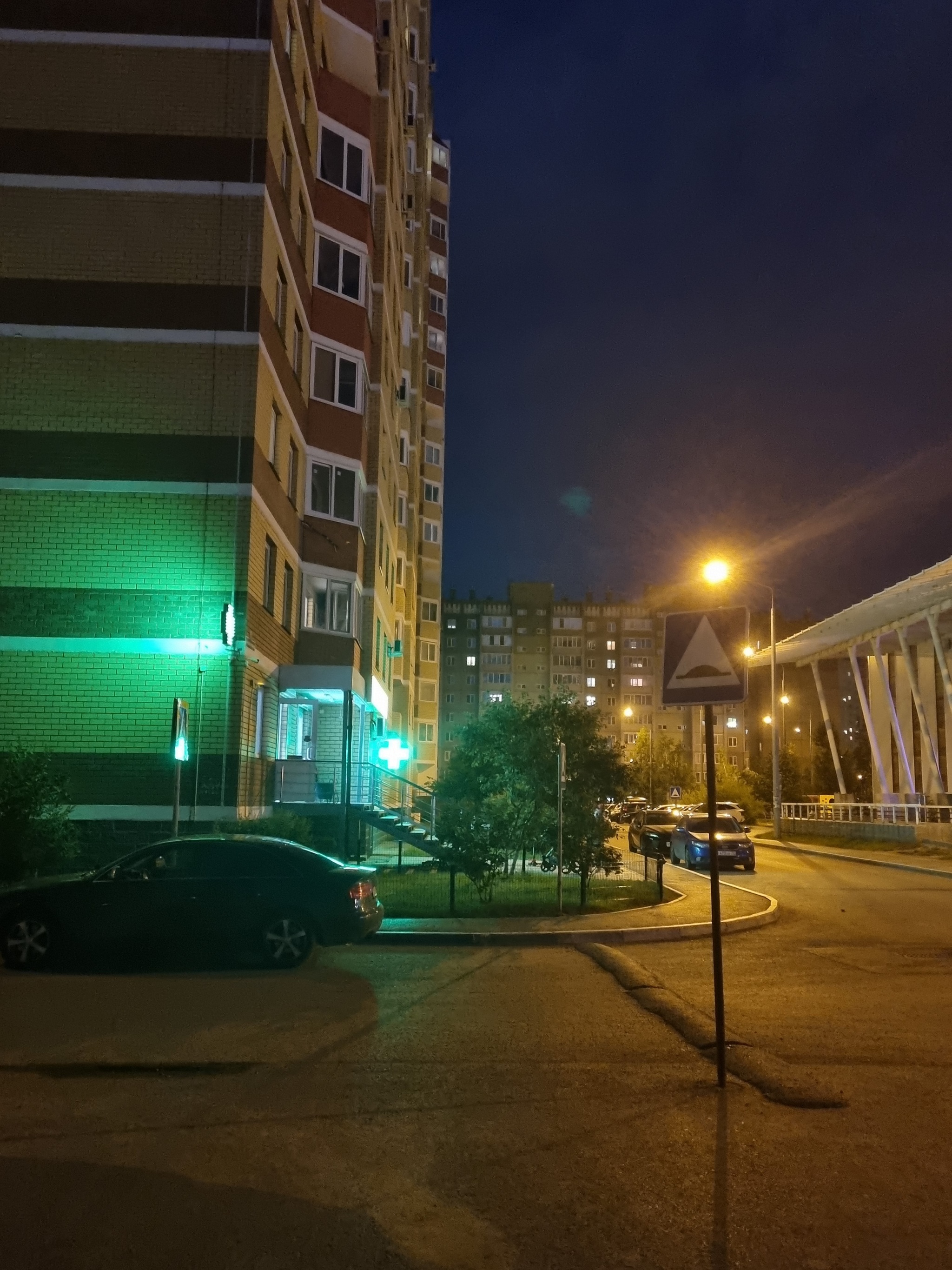 Night, street, lantern, pharmacy... - My, Tyumen, Night, The street, Lamp, Pharmacy