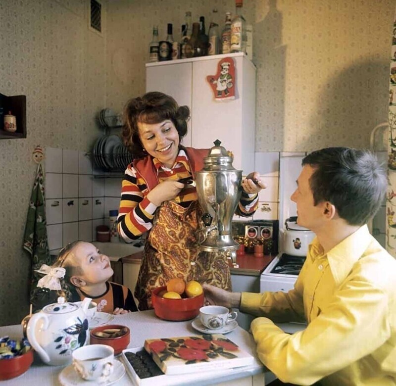 A Soviet family drinks tea. Moscow, 1978 - Tea drinking, House, Kitchen, Family, Cosiness, Samovar, Everyday life, the USSR, Care, revealing, Happiness, 70th