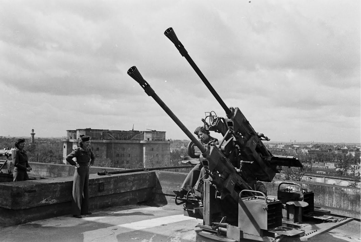 После победы - Военная техника, Пво, Фотография, Вторая мировая война, Старое фото, Зенитное орудие, Женщины, Берлин, Германия, Военная история, Историческое фото