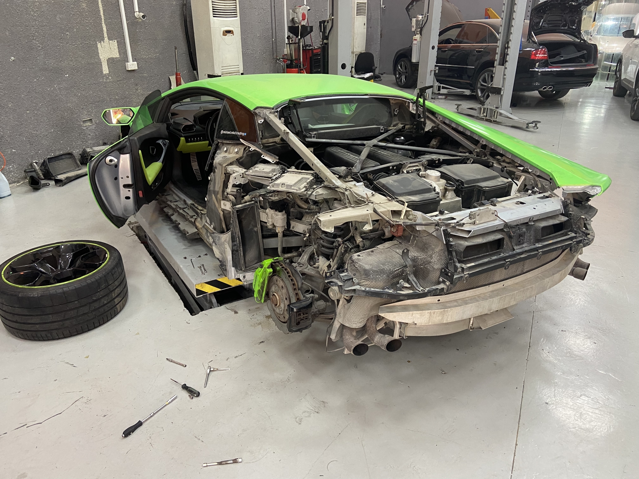 Removing the engine from a Lamborghini Huracan - My, Lamborghini, Lamborghini Huracan, Dubai, Auto, Supercar, Garage, Spare parts, Car service, Engine, Race, Car, Technics, UAE, Sharjah, Autoparsing, Longpost