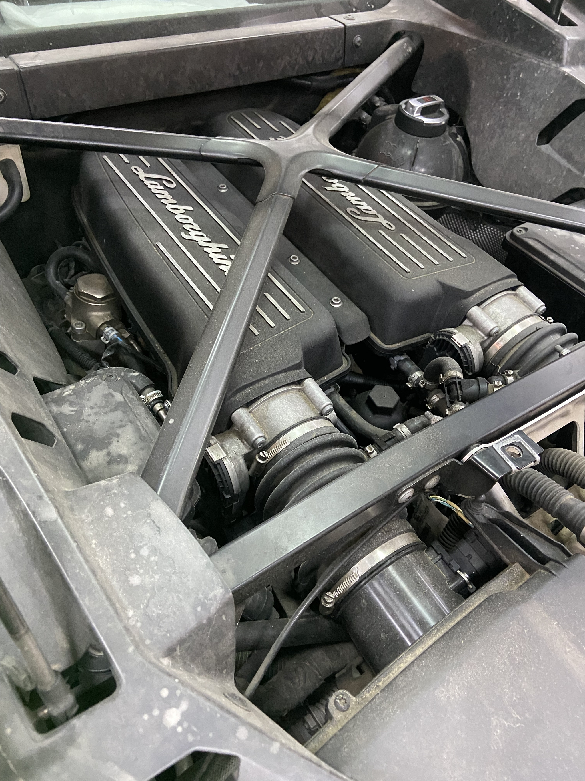 Removing the engine from a Lamborghini Huracan - My, Lamborghini, Lamborghini Huracan, Dubai, Auto, Supercar, Garage, Spare parts, Car service, Engine, Race, Car, Technics, UAE, Sharjah, Autoparsing, Longpost