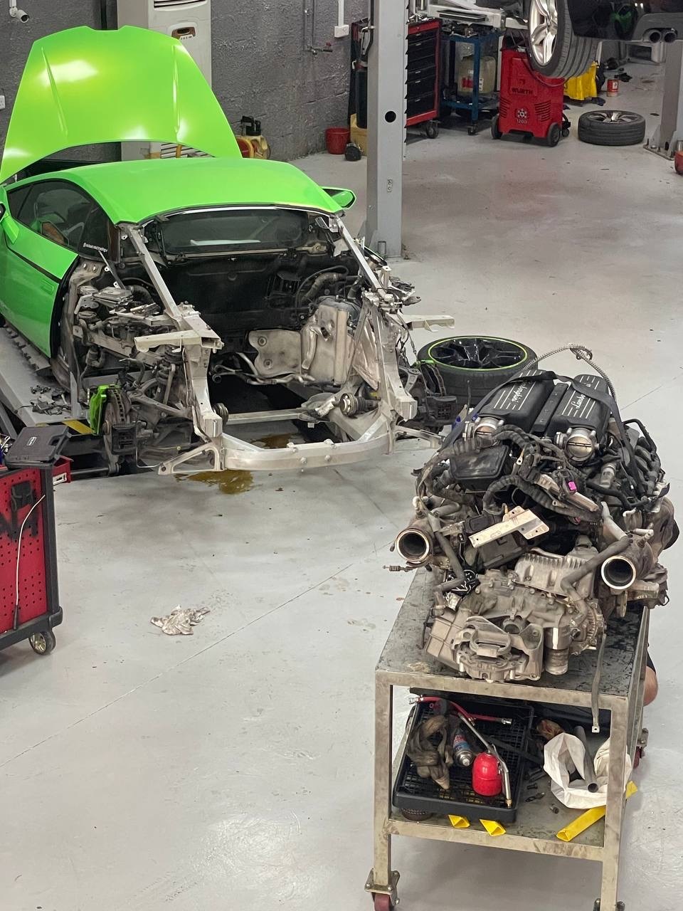 Removing the engine from a Lamborghini Huracan - My, Lamborghini, Lamborghini Huracan, Dubai, Auto, Supercar, Garage, Spare parts, Car service, Engine, Race, Car, Technics, UAE, Sharjah, Autoparsing, Longpost