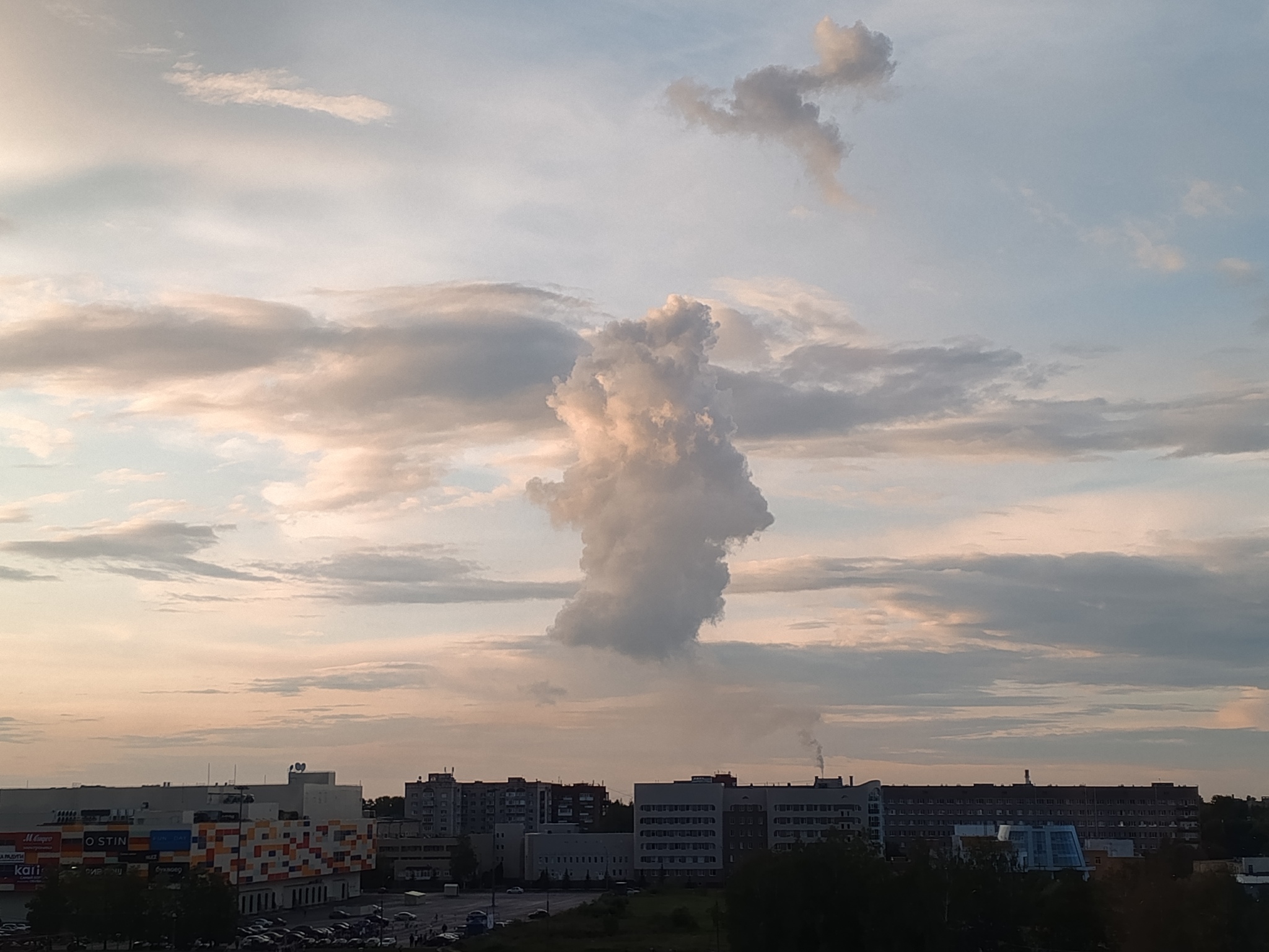 Evening of vertical clouds - My, The photo, Mobile photography, Evening, Clouds, Sunset, Sky