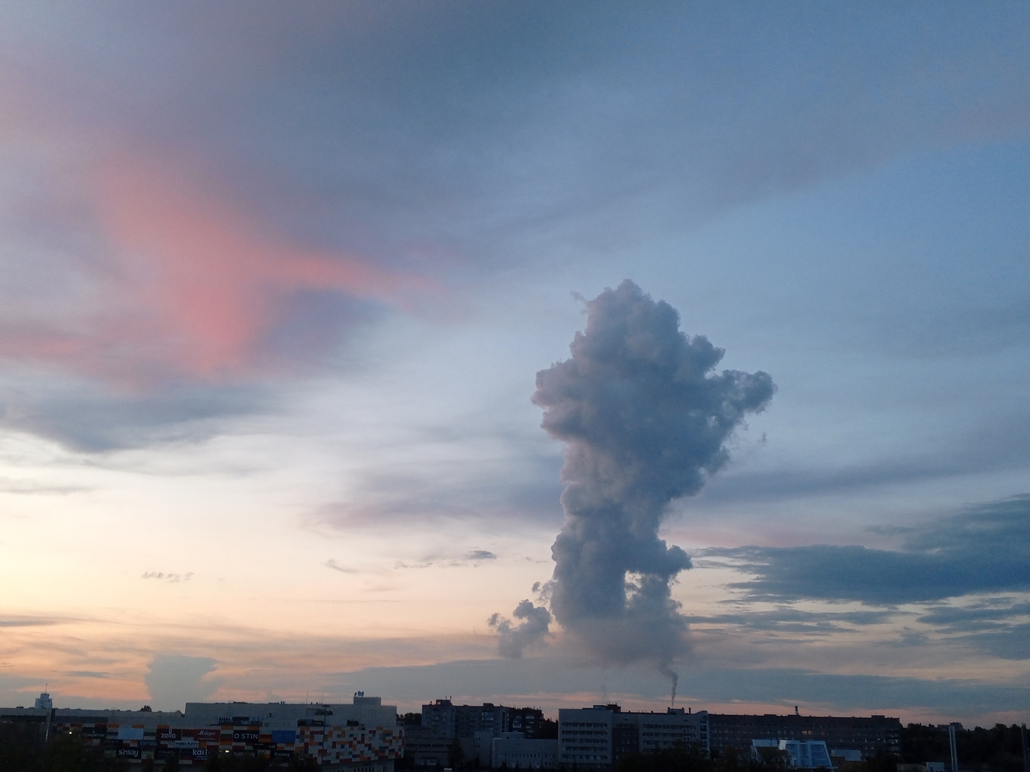 Evening of vertical clouds - My, The photo, Mobile photography, Evening, Clouds, Sunset, Sky