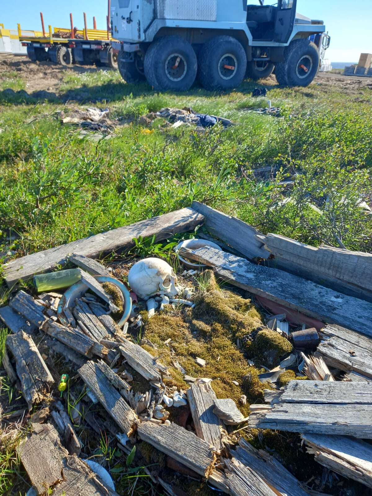 На Таймыре разрушили кладбище местных народов - Север, Вандализм, Сибирь, Таймыр, Видео, Вертикальное видео, Длиннопост