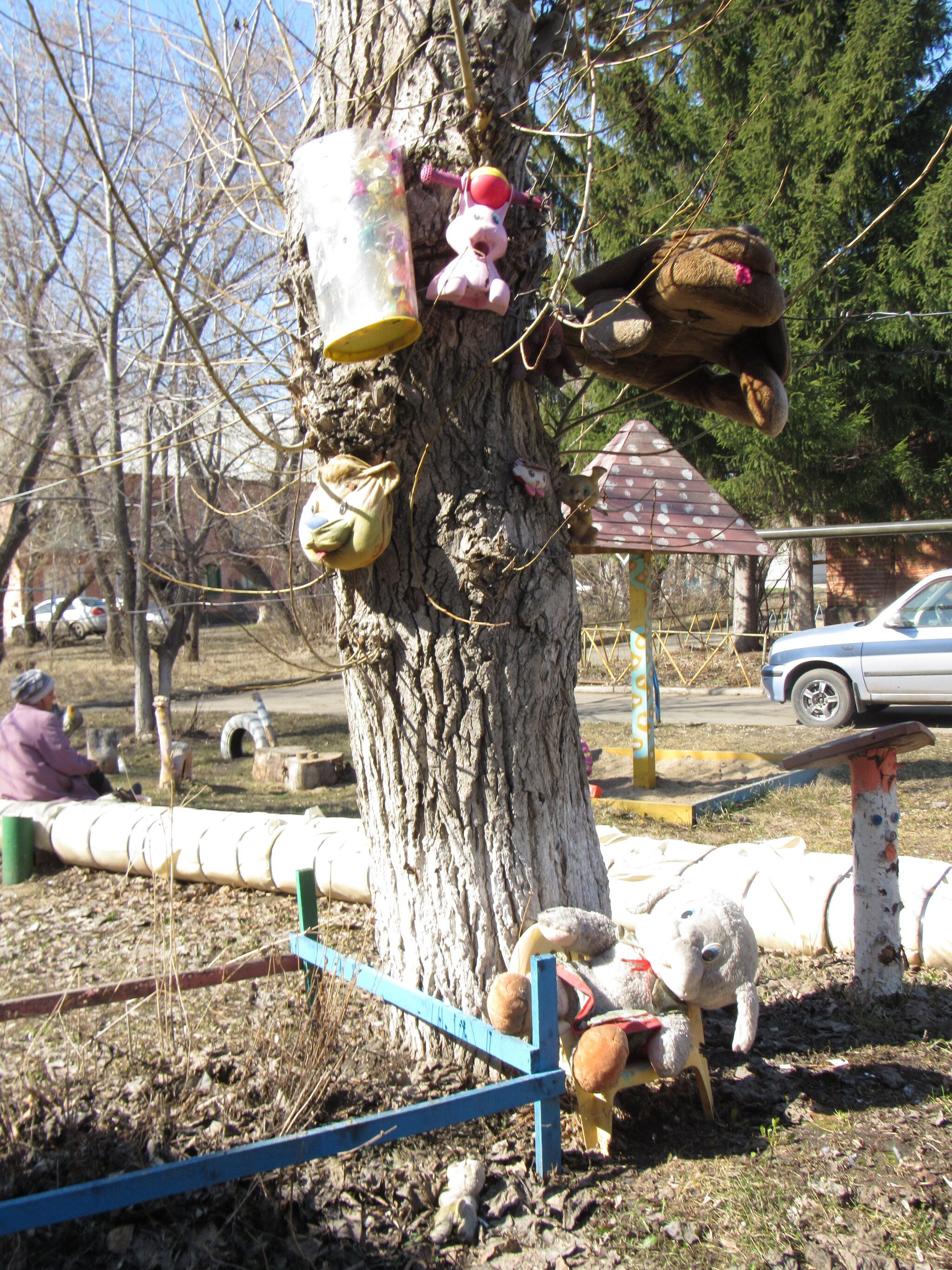 Nailed toys and “soulful” yard landscaping - My, Mobile photography, The photo, Kazakhstan, Omsk, Petropavlovsk Kazakhsky, Longpost