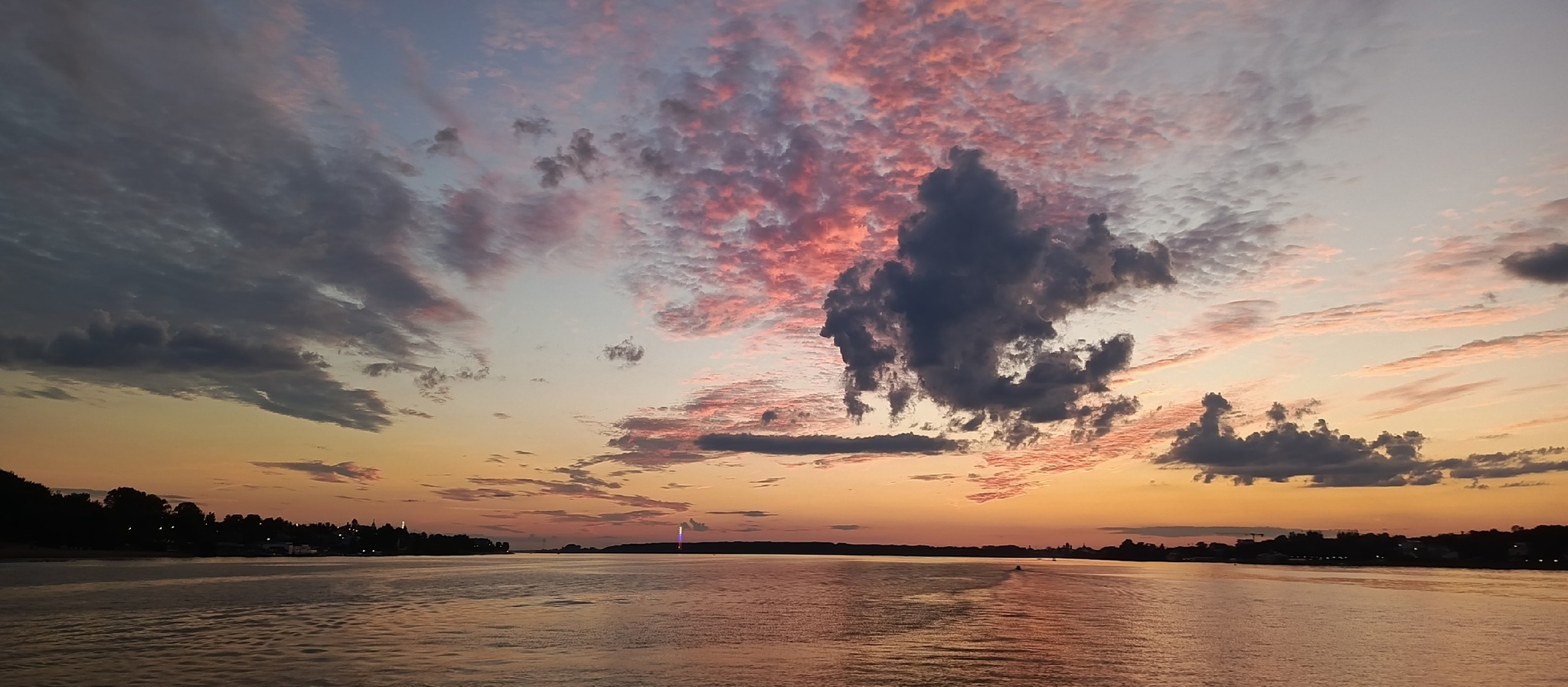 dromb's answer to “Since clouds and sunsets have begun to compare” - Clouds, Sunrises and sunsets, A wave of posts, Reply to post, Nature, Reflection, The photo