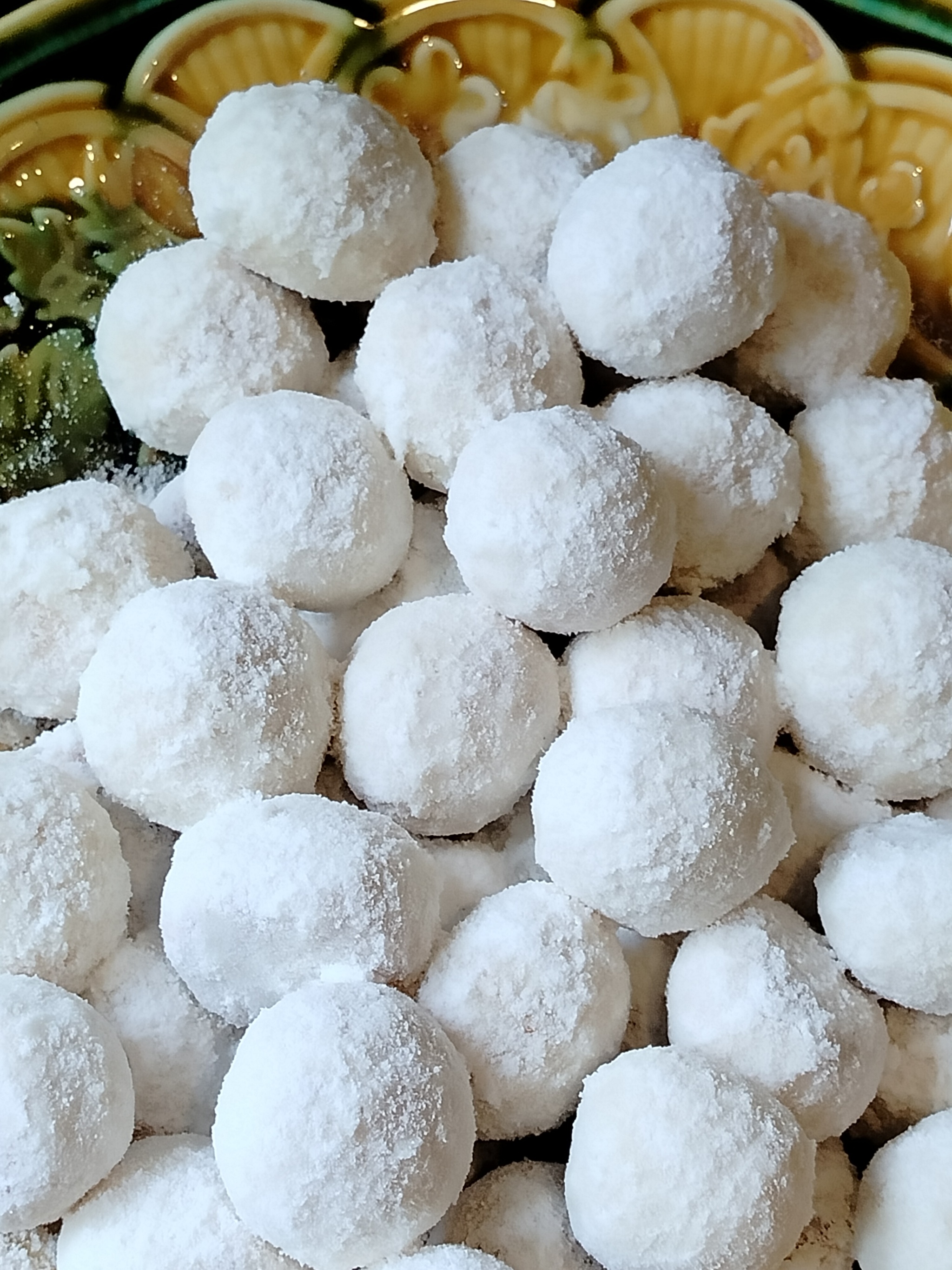 Classic Snowball Cookies with Coconut - Кокосовая стружка, Кокос, Печенье, Пудра, Сахарная пудра, Выпечка, Выпечка без яиц, Рождество, Новый Год, Подарки, Сладости, Кулинария, Рецепт, Классика, Песочное тесто, Сливочное масло, Мука, Чаепитие, Десерт, Длиннопост