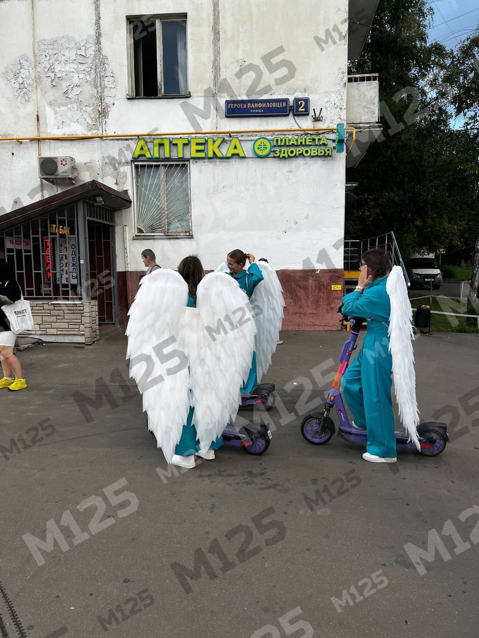 For those who hoped that scooter riders in Moscow were going to hell - My, Moscow, Moscow region, Kick scooter, Angel, The street, Courtyard, The photo, Mobile photography, Miracle, City walk, Hobby, Walk, Friends