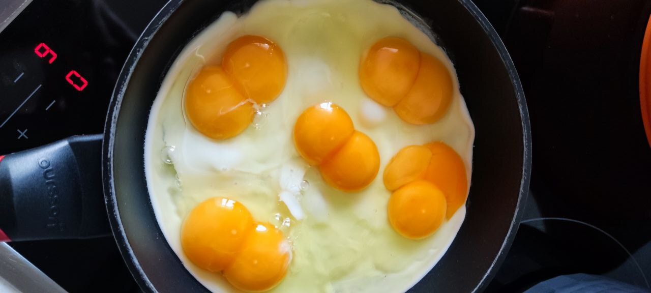 5 eggs and 10 yolks. Suddenly... - My, Astonishment, Amazing, Food, Suddenly, Omelette