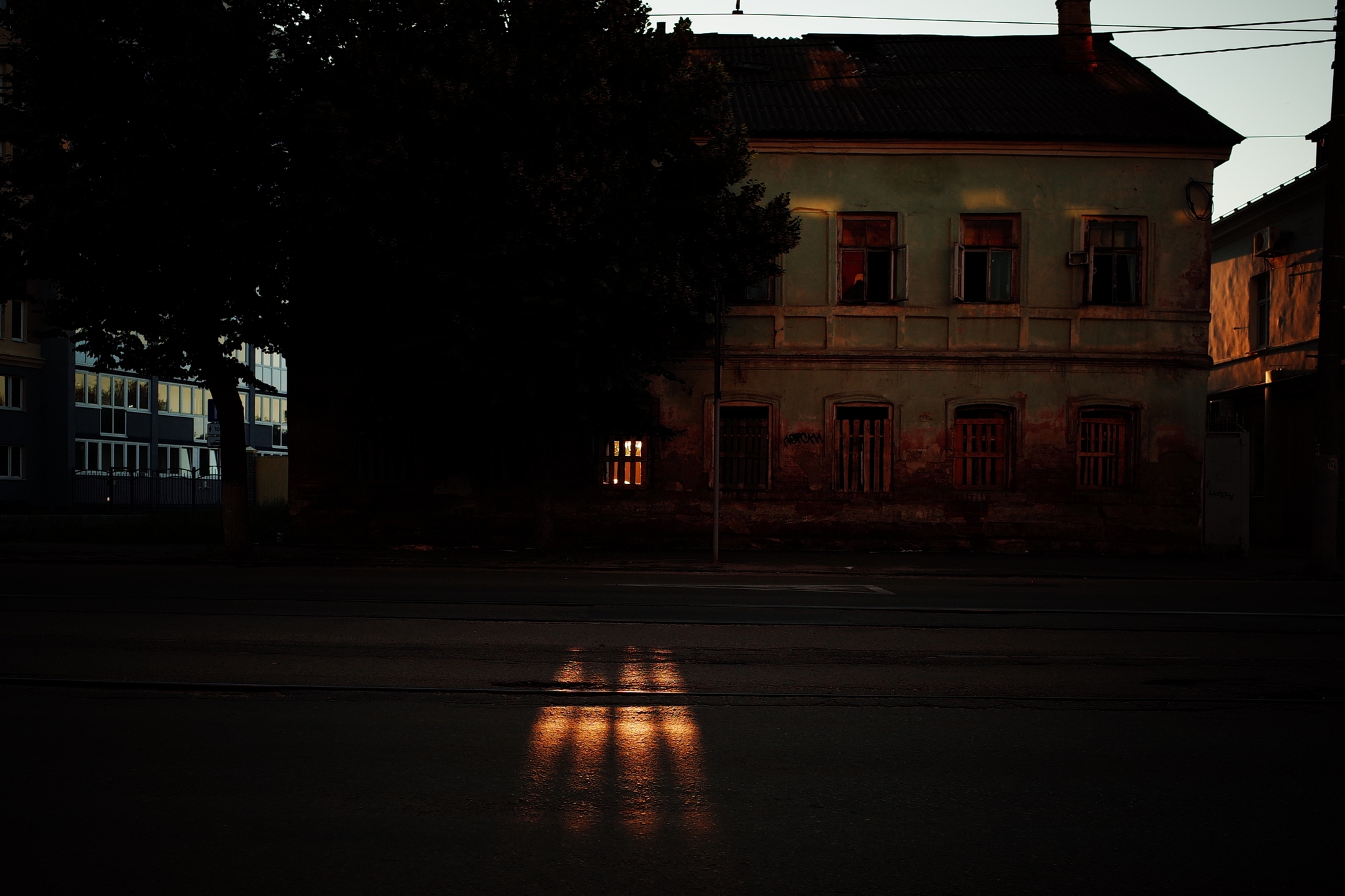 Light in the window - My, Street photography, Evening, Town, The photo, City walk, Light, Window, Sadness, Eagle, Ruin, The street, Photographer, Abandoned