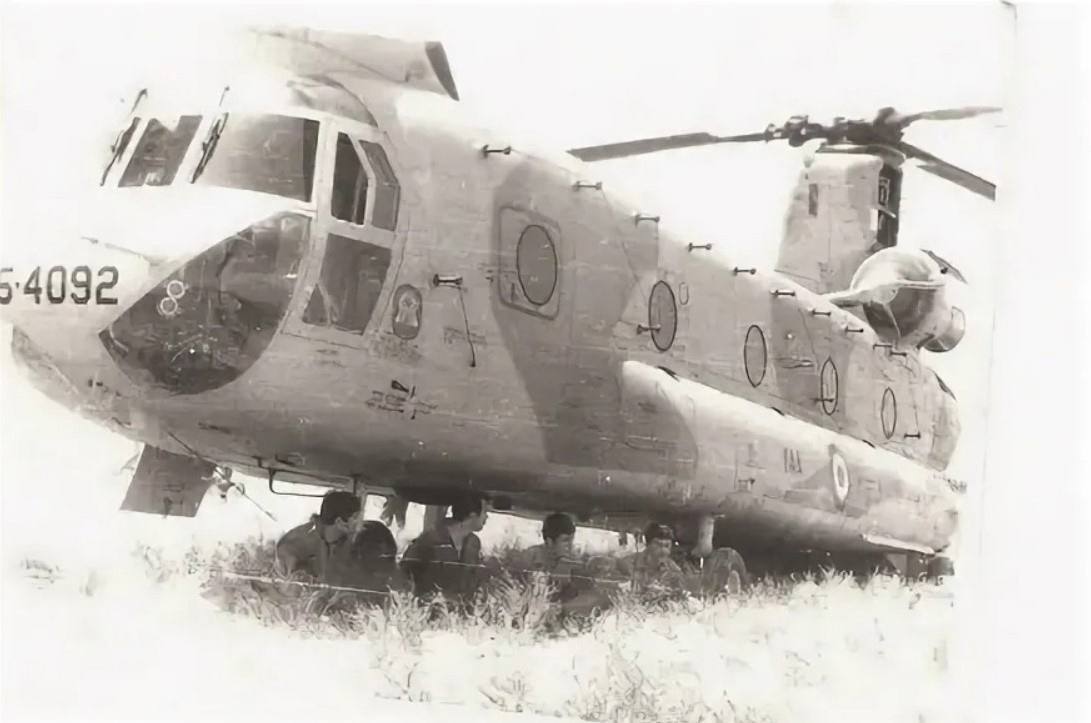 Gun on Chinook - Cold war, Helicopter, Airplane, Air force, Military history, Interception