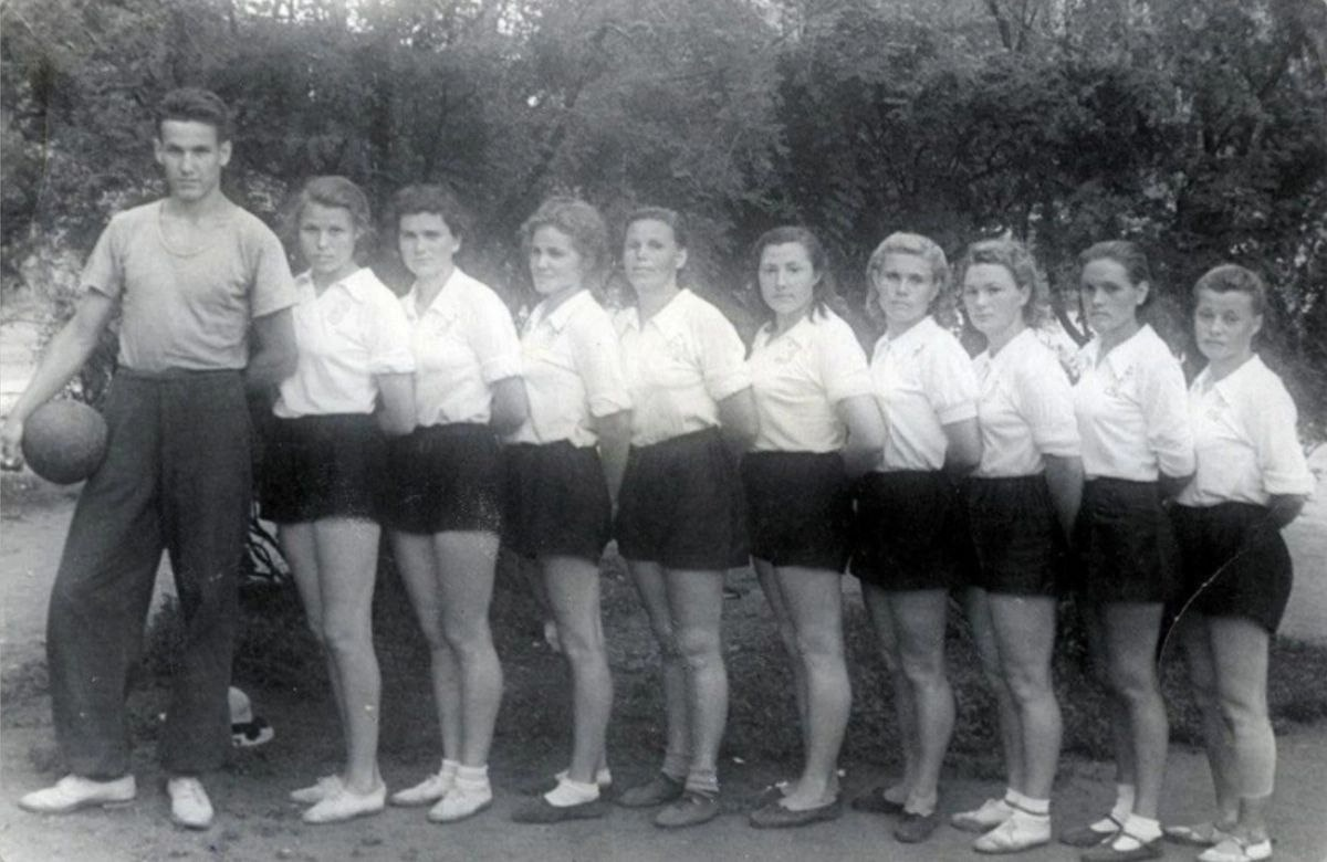 Student Boris Yeltsin is the coach of the women's volleyball team. Zonal competitions for the RSFSR volleyball championship. Mound. 1952 - the USSR, Old photo, Boris Yeltsin, Judas Iscariot