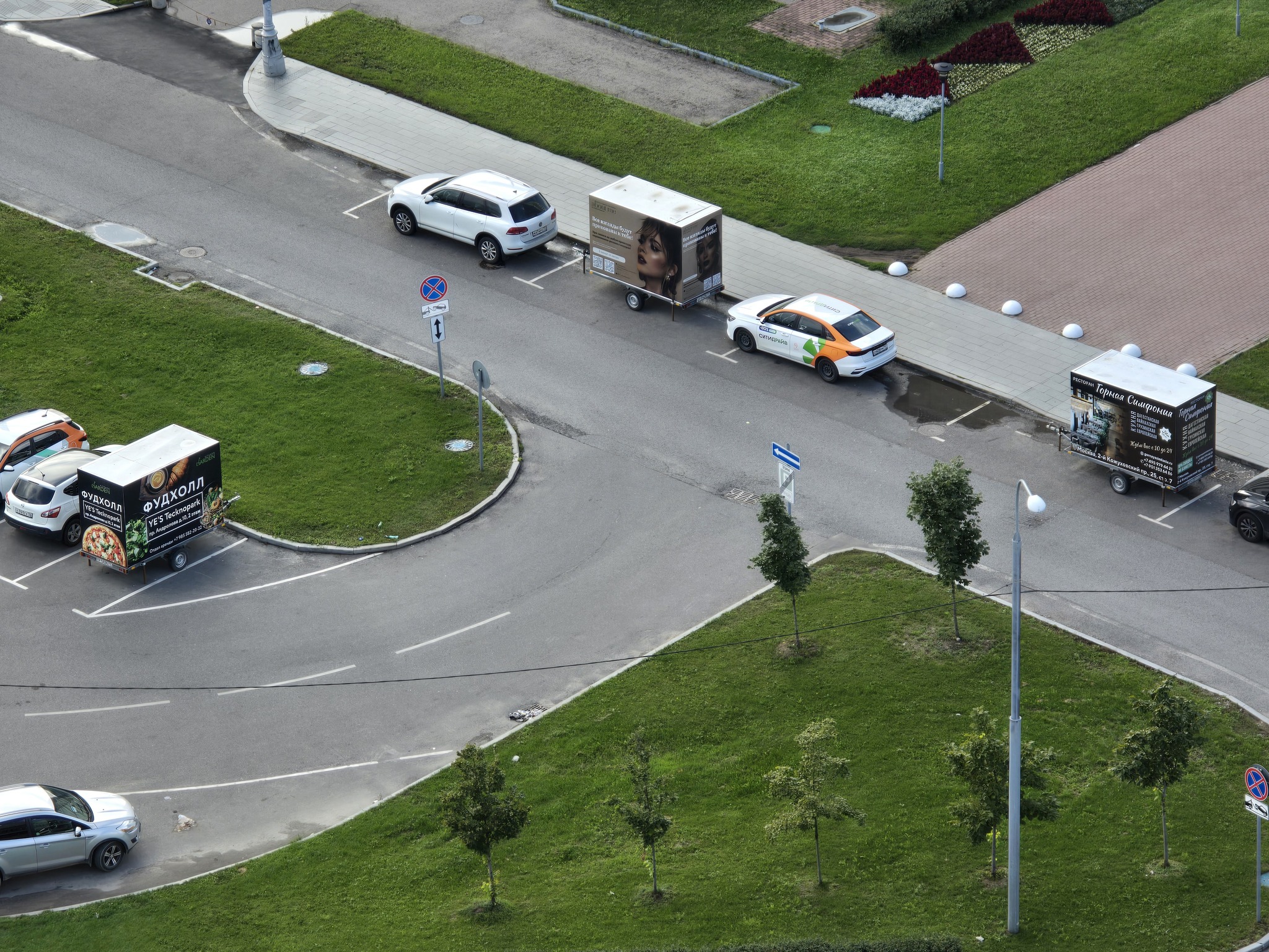 Парковочные места заняты рекламным прицепами - Моё, Парковка, Раздражающая реклама, Без рейтинга, Фотография, Москва