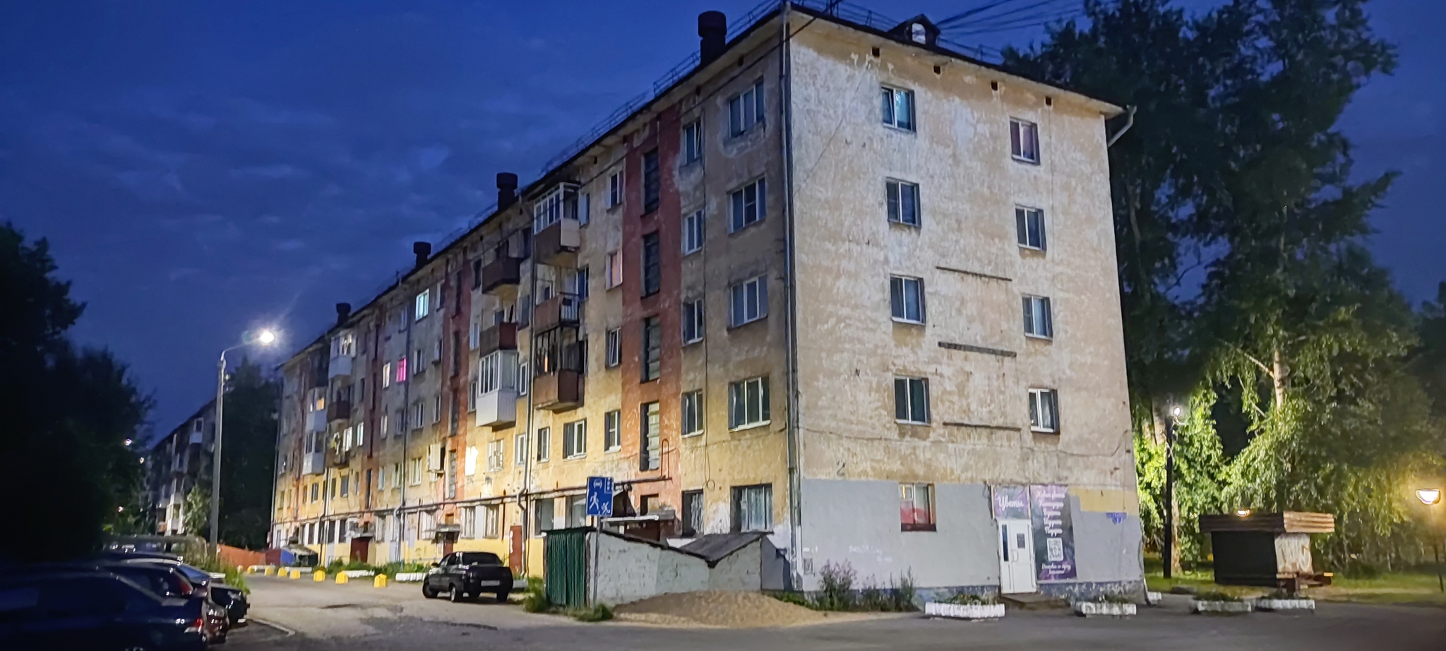 An anthology of Russian melancholy in the windows of old houses, filmed on a mobile phone with a mediocre camera) - My, Mobile photography, The photo, Old city, Arkhangelsk, Longpost