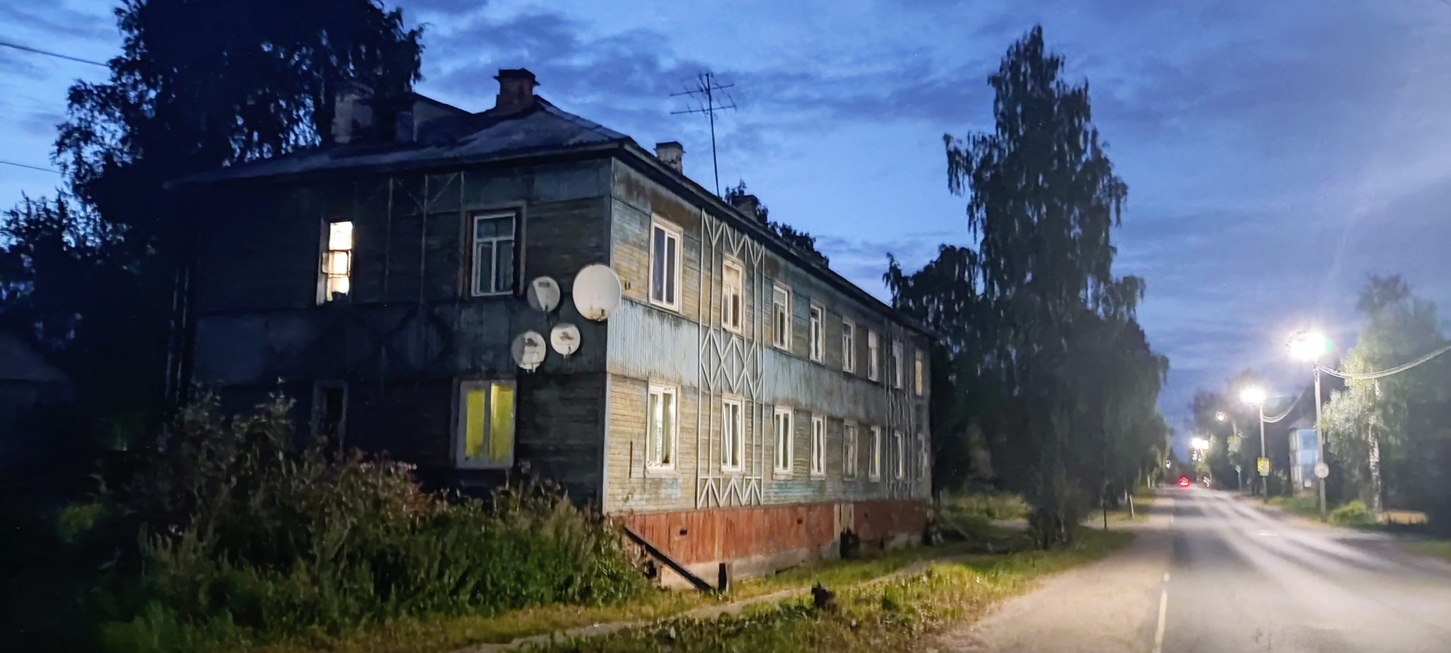 An anthology of Russian melancholy in the windows of old houses, filmed on a mobile phone with a mediocre camera) - My, Mobile photography, The photo, Old city, Arkhangelsk, Longpost