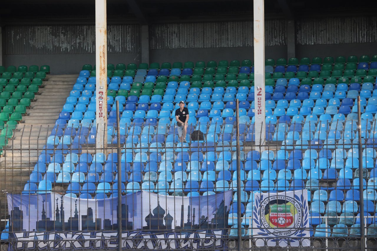 Lonely guy on the podium outside the window - My, Arsenal Tula, Fans, Sport, Болельщики, Neftekhimik