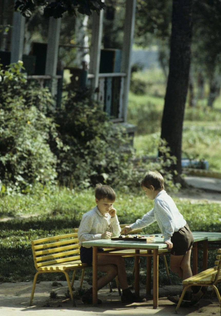 Boys play checkers in the park. Chekhov district, Moscow region, USSR, 1984 - Childhood in the USSR, Made in USSR, the USSR, Retro, Telegram (link), The park, Checkers, Moscow region