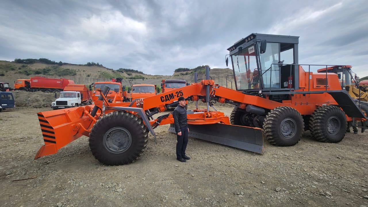 Took part in the unloading of the new all-wheel drive super-heavy motor grader SDM-25, which was purchased and delivered to - Pikabu publish bot, Politics, Kamchatka, Grader, Tilichiki, Telegram (link), Longpost