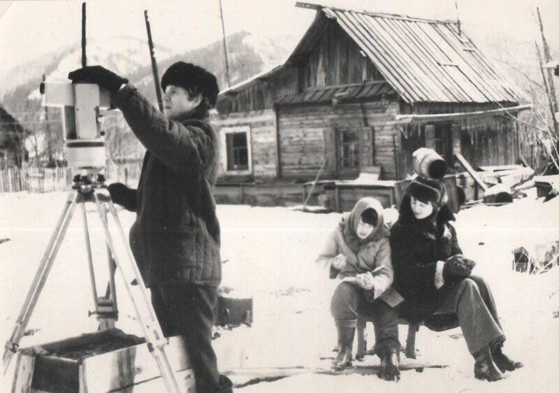 Surveyors of the 7th Lenhydroproekt expedition at work. Xakasia - the USSR, Surveyor, Khakassia, Black and white photo