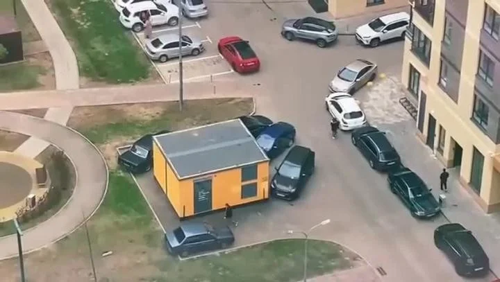 A man guards a parking space with an old car so that there is always free space for his foreign car. - Parking, Неправильная парковка, Moscow region, Video, Longpost