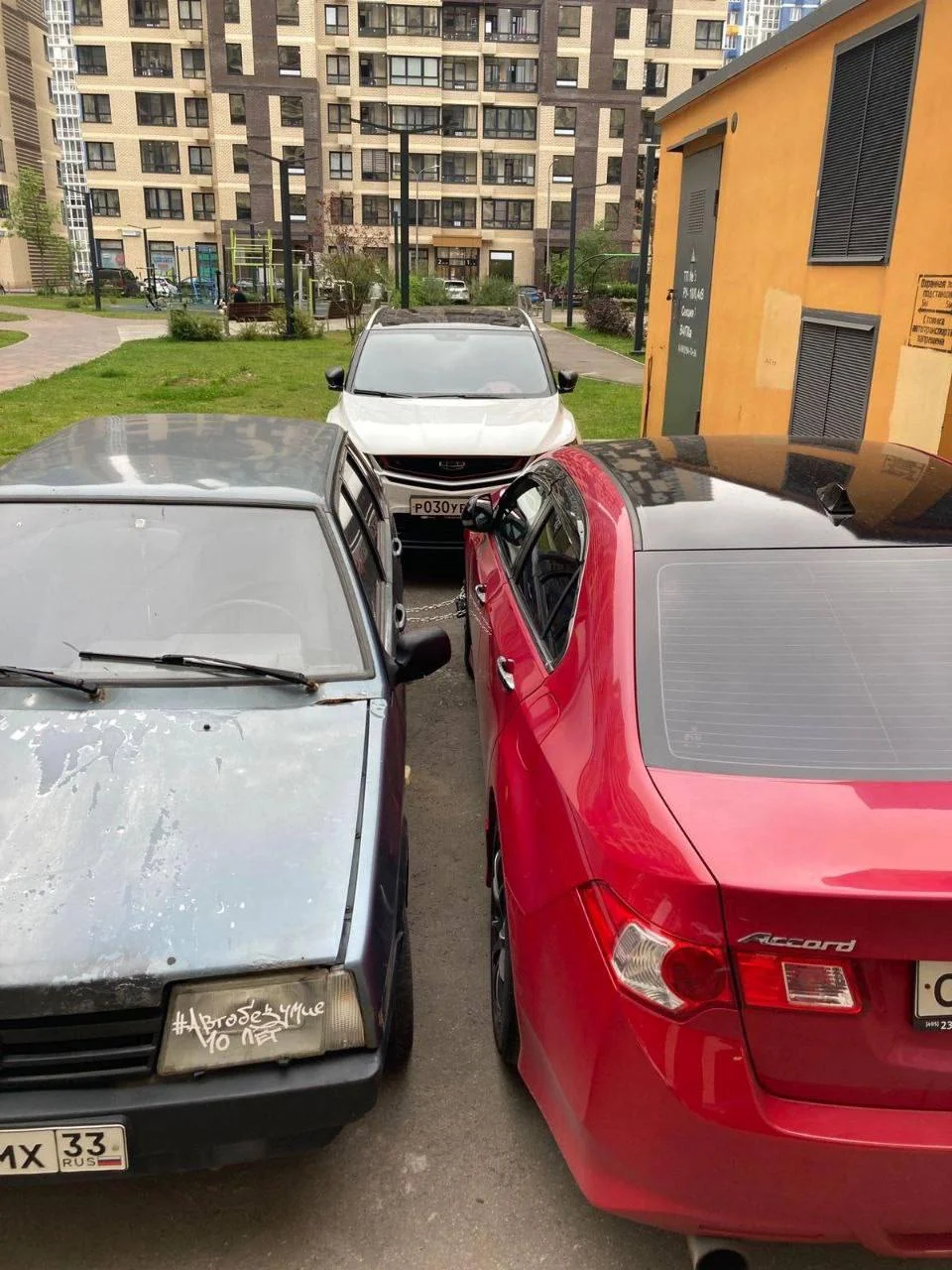 A man guards a parking space with an old car so that there is always free space for his foreign car. - Parking, Неправильная парковка, Moscow region, Video, Longpost