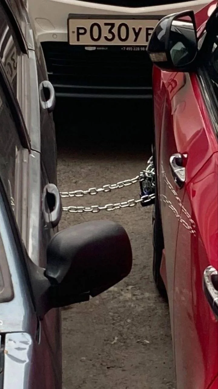 A man guards a parking space with an old car so that there is always free space for his foreign car. - Parking, Неправильная парковка, Moscow region, Video, Longpost