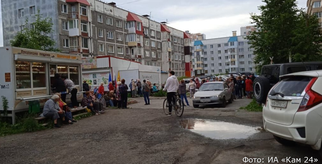 Пенсионеры в Петропавловске добывают рыбу - Камчатка, Негатив, Пенсионеры, Рыба, Очередь, Видео, YouTube, YouTube (ссылка), Длиннопост