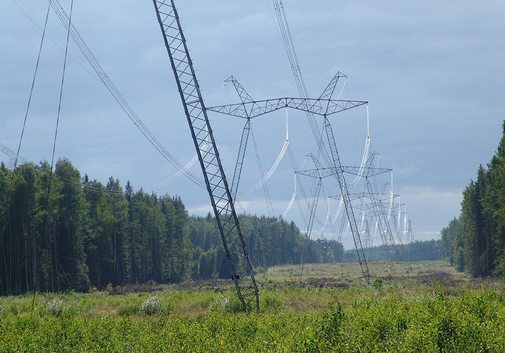 Man on an ultra-high voltage power line - Question, Ask Peekaboo, Electricity, Danger, Power lines, Arc, Electrician