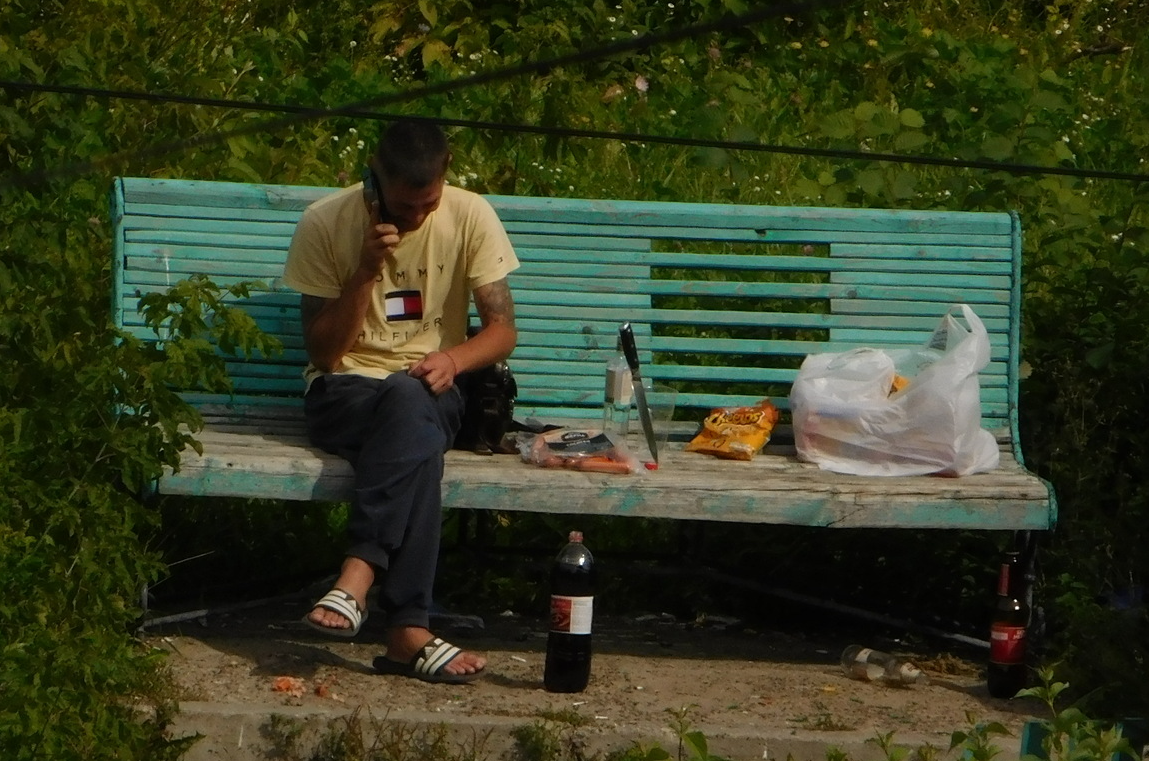 I have one question, why does he need such a knife? - My, Bench, Booze, Street photography