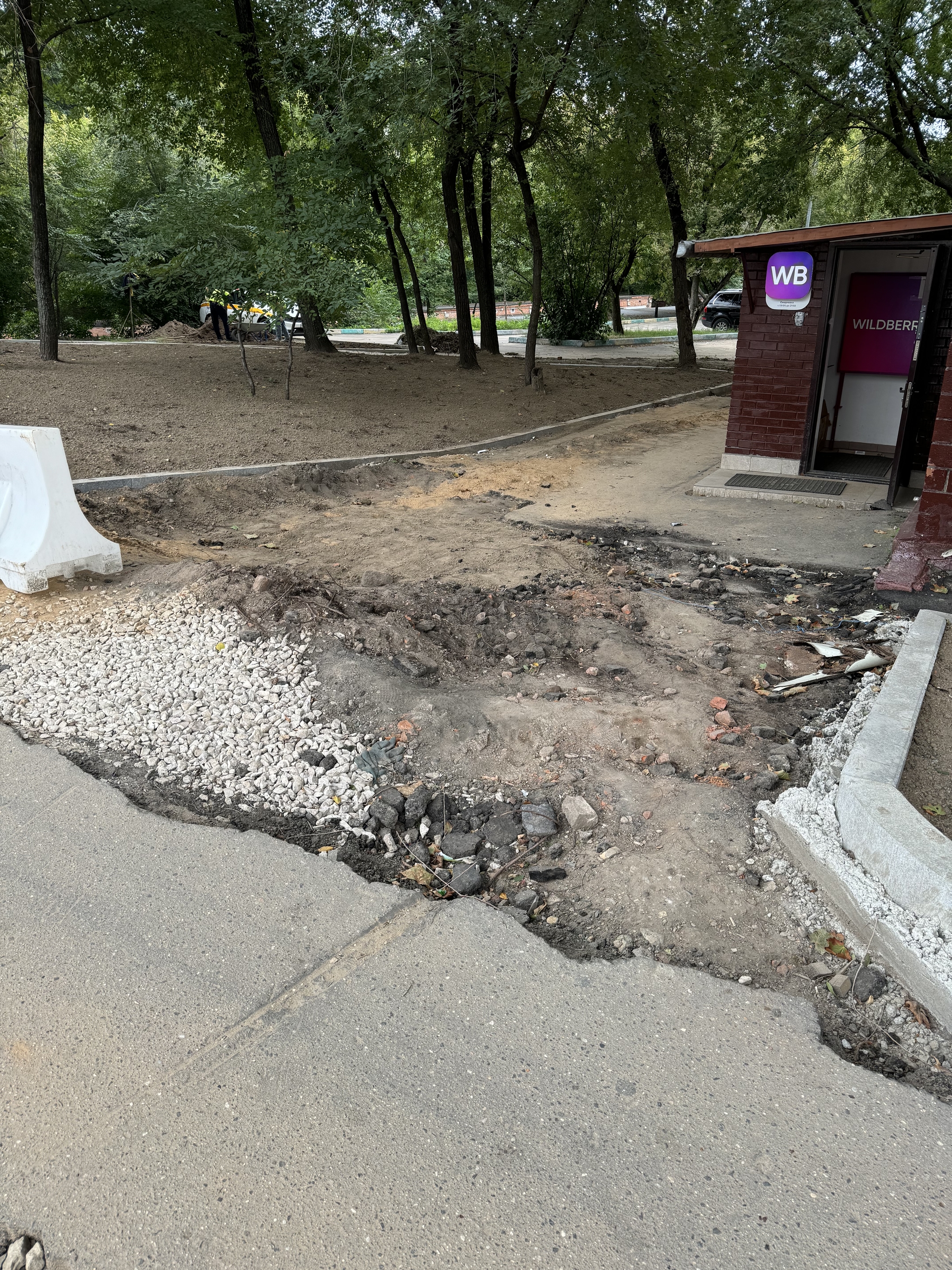 All spring and summer, asphalt and curbs are being changed (or rather, not changed) almost in the center of Moscow! How to influence this? The government doesn’t react, the highway doesn’t care - My, Road repair, Tired of, Longpost