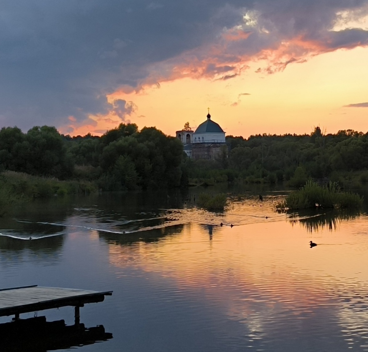 Вечер,после дождя - Природа, Храм, Пруд, Искусство, Вечер, Фотография