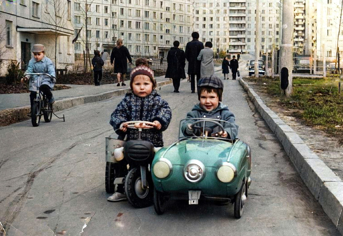 A selection of simple and stunning photographs from the USSR era. 20 colored photographs, Part VI - My, Old photo, The photo, the USSR, Colorization, Made in USSR, Childhood in the USSR, 70th, 60th, 80-е, Historical photo, Longpost