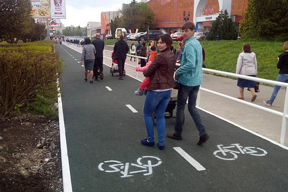 Don't bother with the roads? - A bike, Scooters, Bike path, Street photography