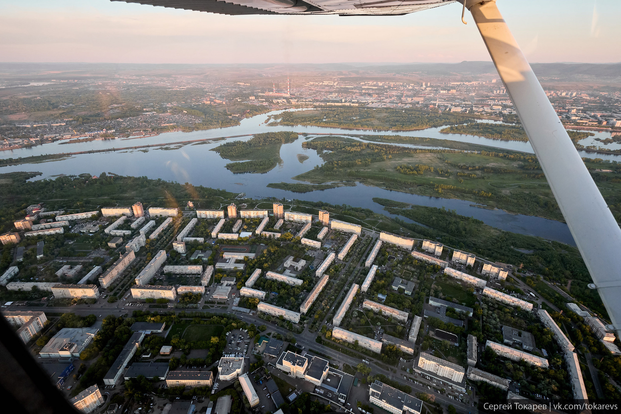 Красноярск из кабины самолета - Моё, Красноярск, Самолет, Аэросъемка, Длиннопост