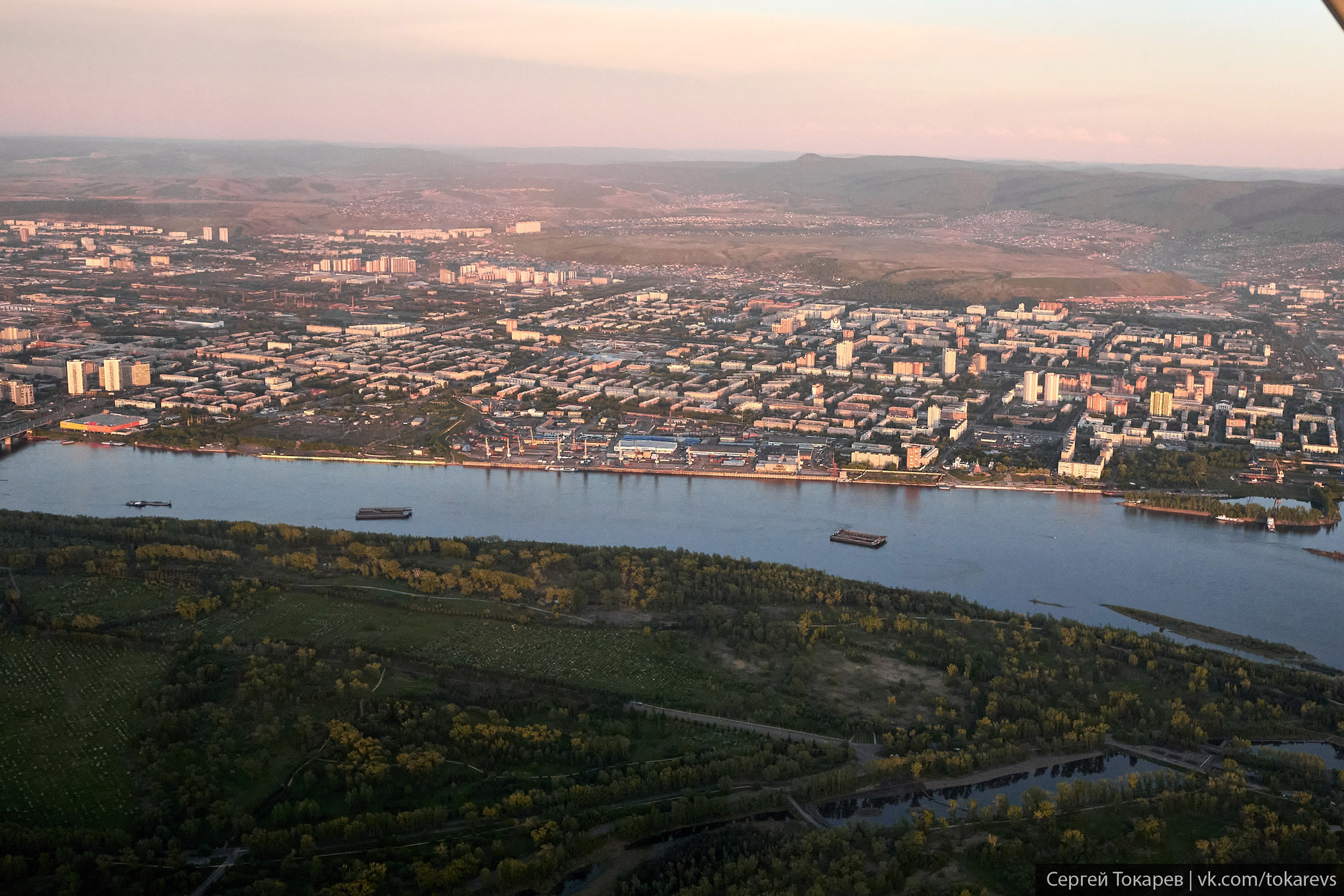 Красноярск из кабины самолета - Моё, Красноярск, Самолет, Аэросъемка, Длиннопост