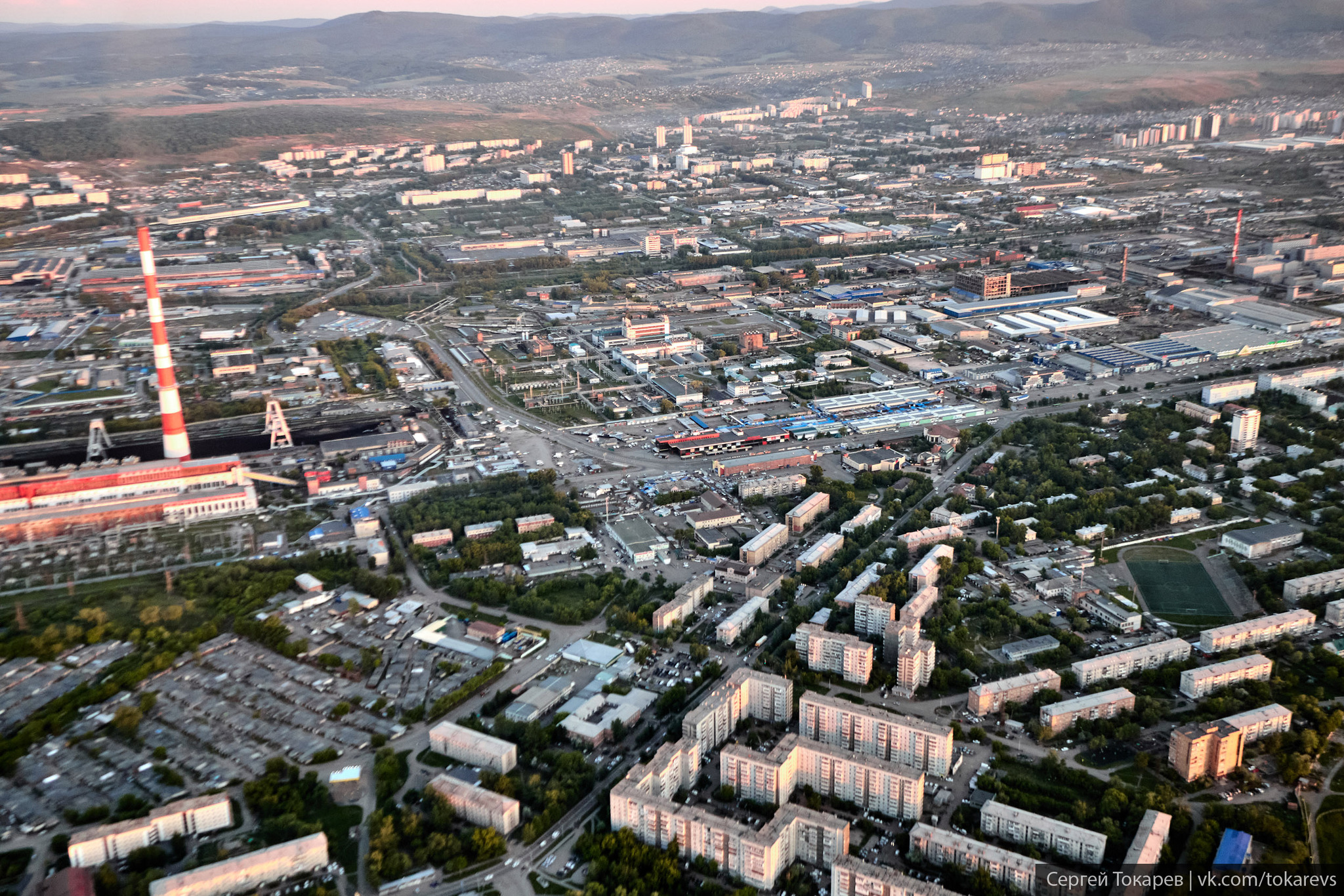 Красноярск из кабины самолета - Моё, Красноярск, Самолет, Аэросъемка, Длиннопост