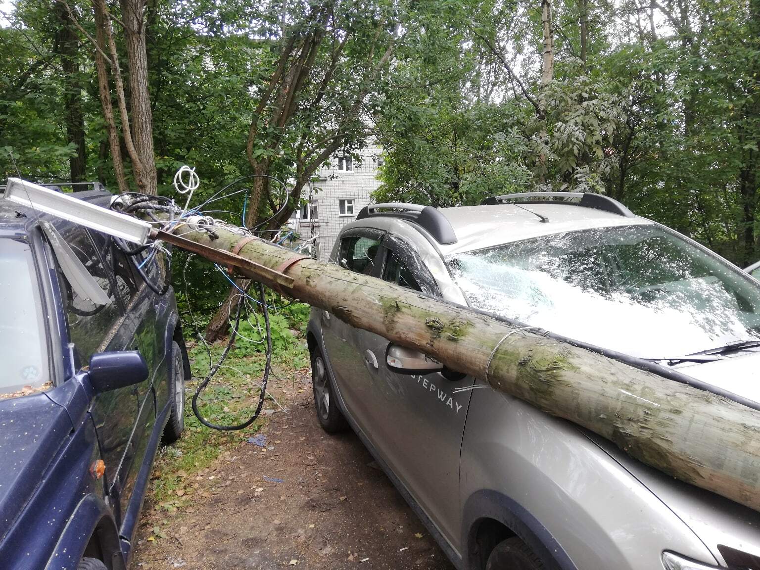 A pole fell on the car and turned out to be ownerless: no one wanted to take responsibility for the incident. What did the court decide? - My, Court, Right, Law, Auto, Housing and communal services, Motorists, Auto repair, Road accident, Damage, Compensation for damage