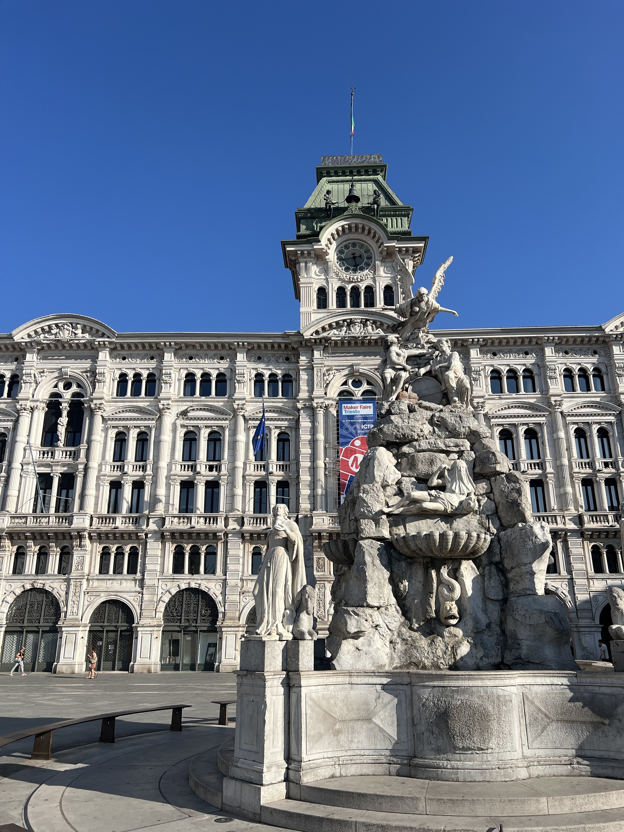 08/24/24 A day in the life of a truck driver with dachshunds in Europe. (Udine, Trieste, Dog Beach) - My, Tourism, Truckers, Camping, Italy, Europe, Work, Video, Vertical video, Longpost