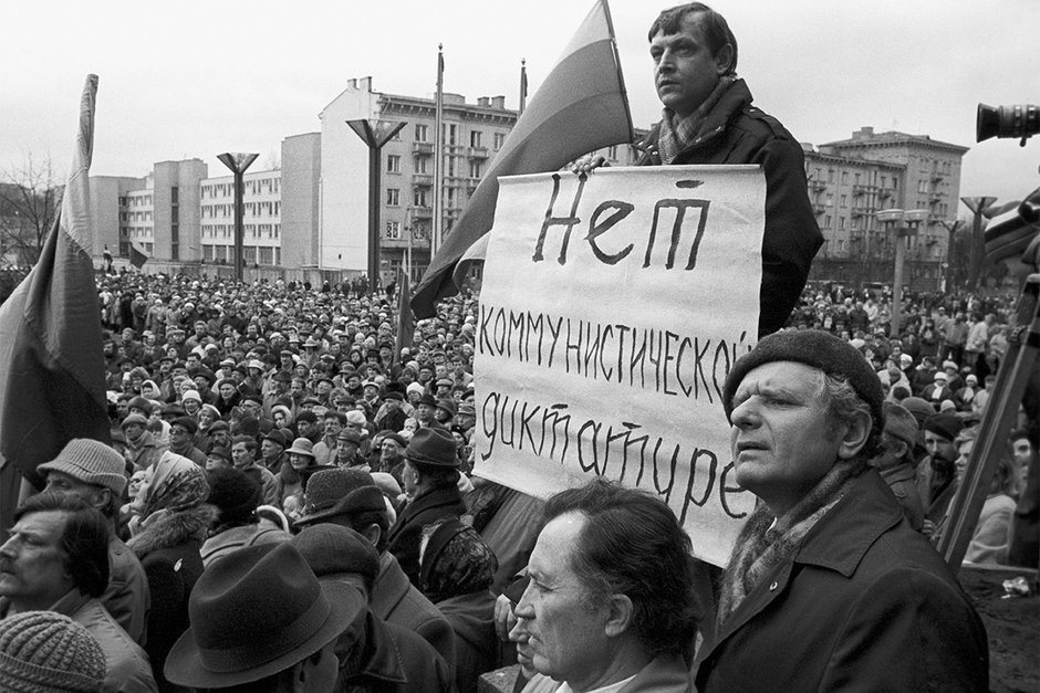 Ответ на пост «Лучший предатель ХХ века!» - Моё, Юмор, Картинка с текстом, Ирония, Михаил Горбачев, Предательство, Грустный юмор, Сарказм, Политика, Ответ на пост, Длиннопост