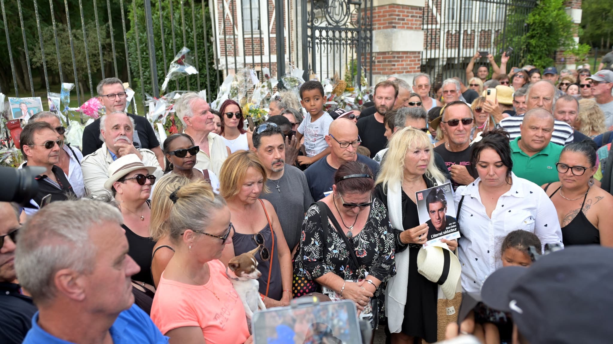 While Pikabu is suffering from Durov’s arrest, Alain Delon was buried in France. Quiet and without pathos - France, Alain Delon, Funeral, Parting, Actors and actresses, Applause, Longpost