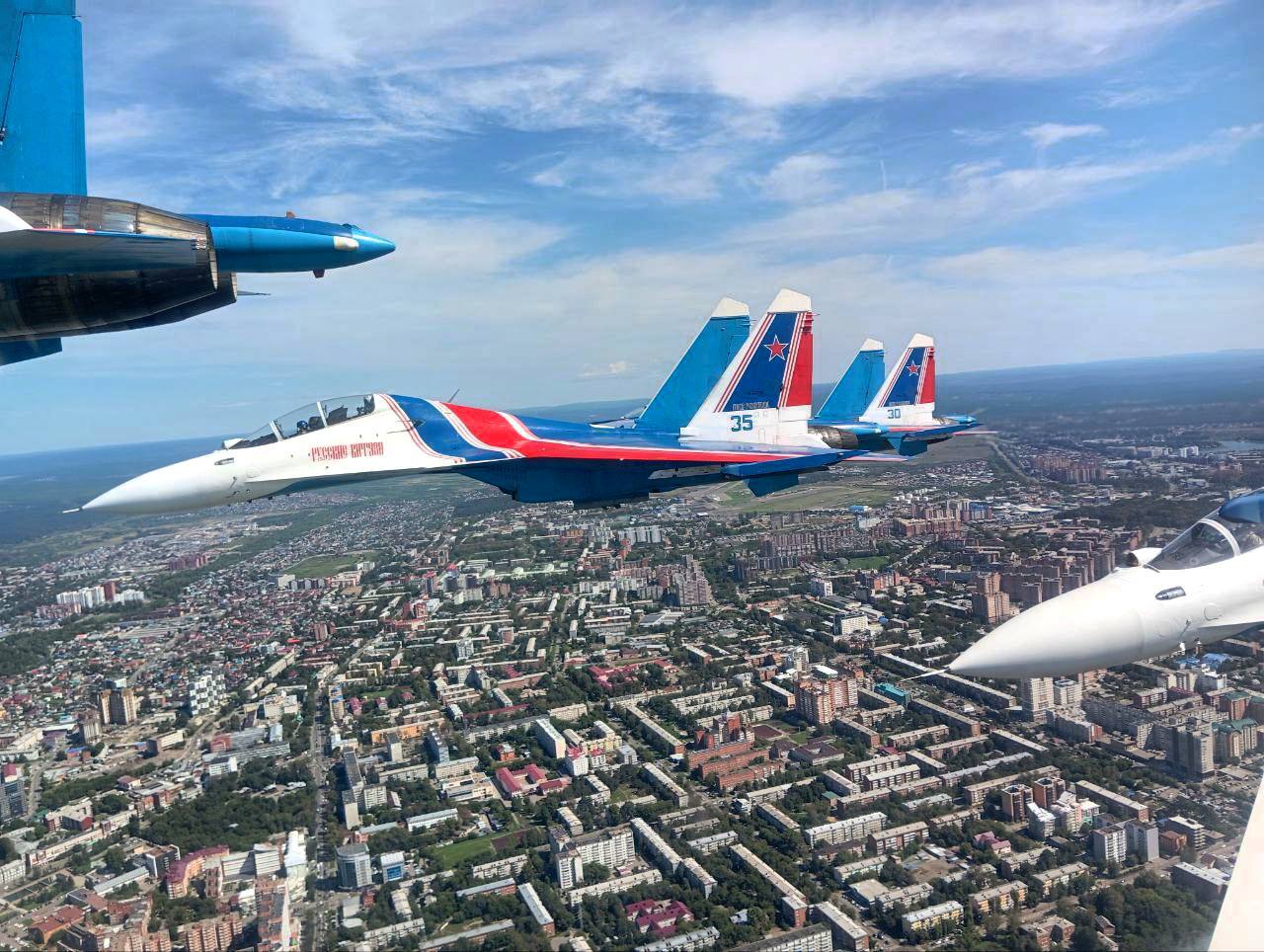 Авиашоу в Иркутске на празднование 90 летие Авиазавода... Круто полетали парни! - Авиашоу, Иркутск, Иркутский авиазавод, Авиазавод, Праздники, Видео, Вертикальное видео, Длиннопост