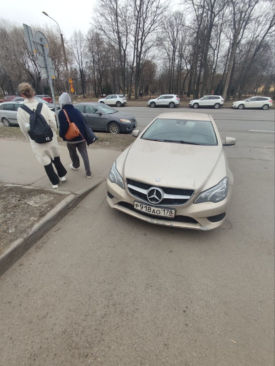 Two Mercedes - My, Survey, Auto, Violation of traffic rules, Неправильная парковка, A pedestrian, Longpost