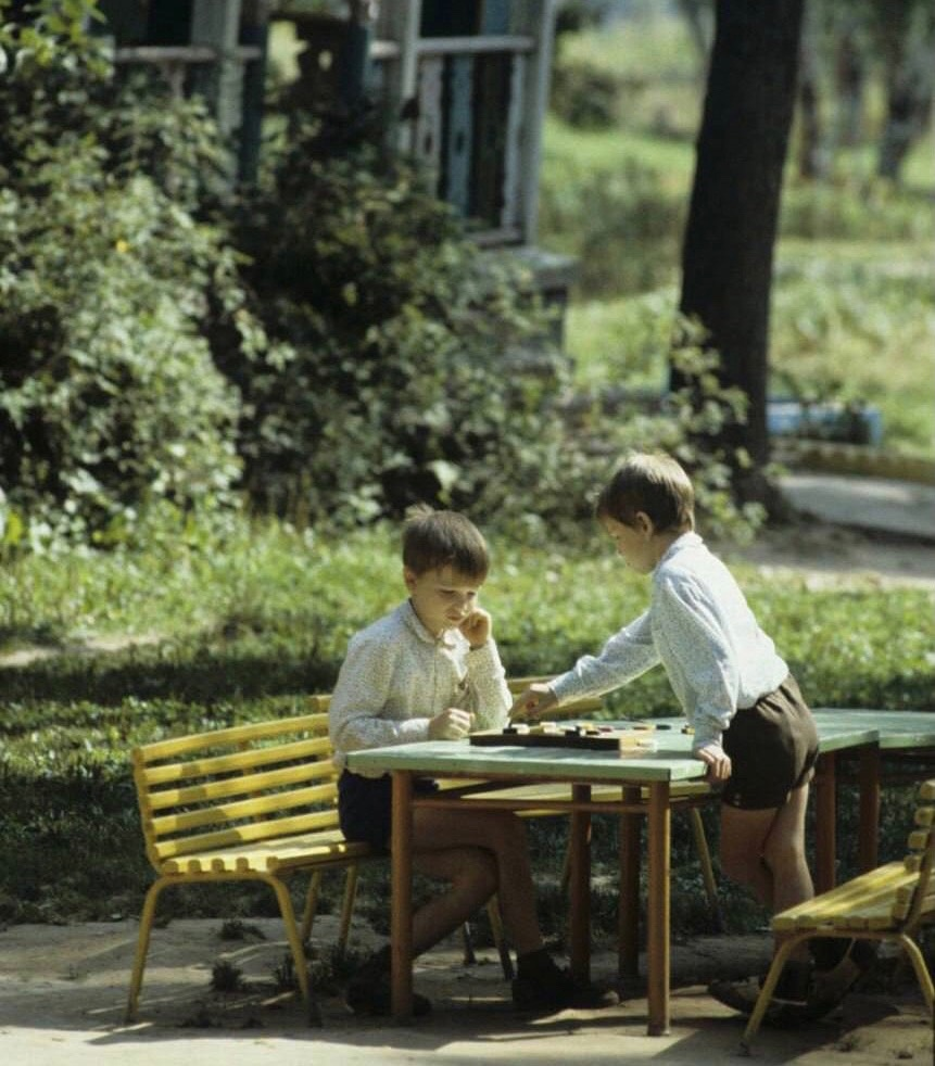 Игра в шашки в парке в Чеховском районе Московской Области, 1984 год - СССР, 80-е, Московская область, Шашки, Пионеры